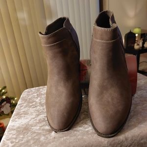 Maurices/Abigail, 9.5M, Brown